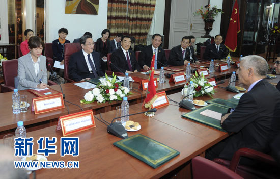 11月3日，中國全國政協(xié)主席俞正聲在拉巴特會(huì)見摩洛哥眾議長阿拉米。 新華社記者 張鐸 攝