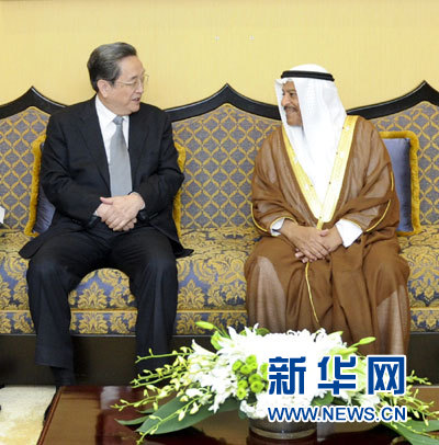 11月6日，正在巴林進行正式友好訪問的全國政協(xié)主席俞正聲在麥納麥與巴林協(xié)商會議主席阿里舉行會談。 新華社記者 張鐸 攝