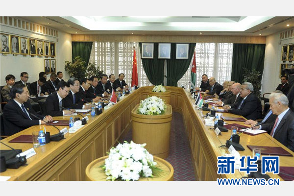11月9日，正在約旦進行正式友好訪問的全國政協(xié)主席俞正聲在安曼與約旦參議長拉瓦比德進行會談。 新華社記者 張鐸 攝 