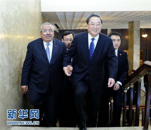 11月9日，正在約旦進行正式友好訪問的全國政協(xié)主席俞正聲在安曼與約旦參議長拉瓦比德進行會談。這是會談前，俞正聲與拉瓦比德攜手步入會場。新華社記者 張鐸 攝 