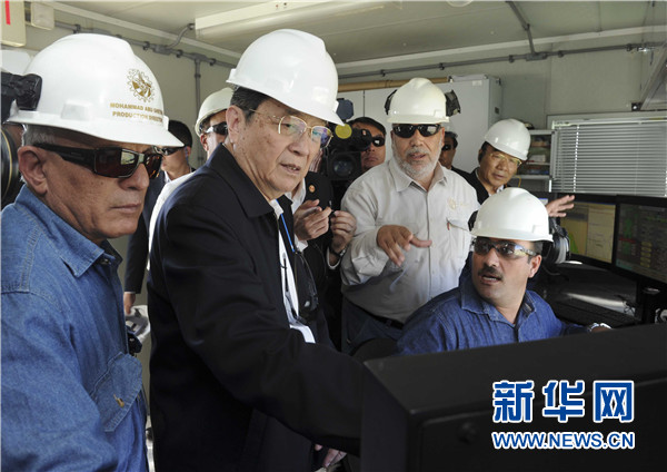11月8日，正在約旦進行正式友好訪問的全國政協(xié)主席俞正聲在安曼參觀阿拉伯鉀肥公司。這是俞正聲在采鹽船上仔細詢問開采情況。 新華社記者 張鐸 攝