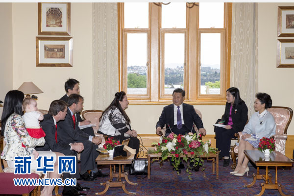 11月18日，國(guó)家主席習(xí)近平在澳大利亞塔斯馬尼亞州參觀訪問(wèn)。這是習(xí)近平看望已故塔斯馬尼亞州前州長(zhǎng)培根的家人。新華社記者 丁林 攝