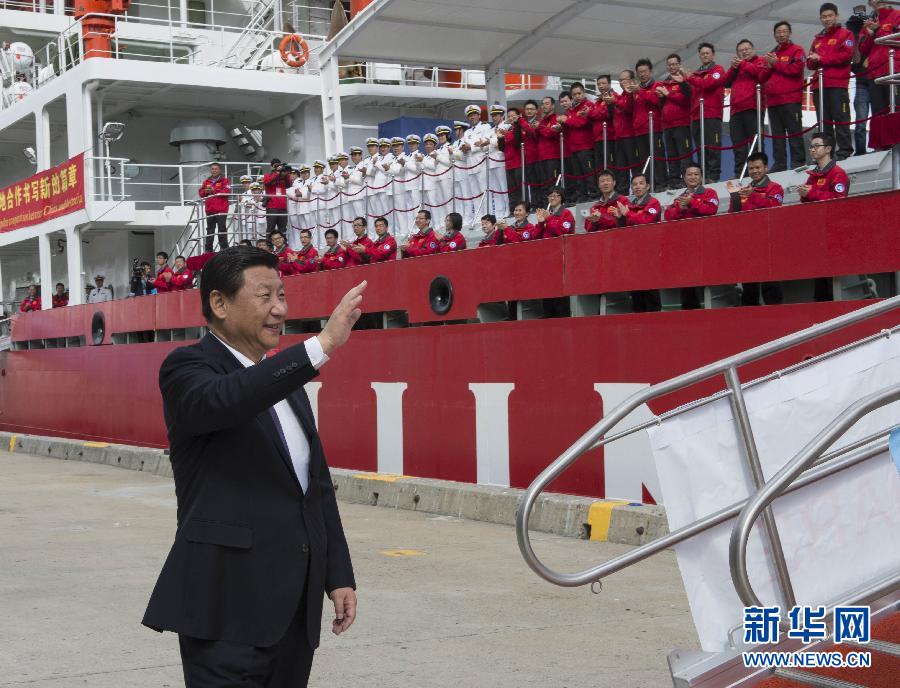 11月18日，正在澳大利亞塔斯馬尼亞州首府霍巴特訪問的中國國家主席習近平在澳大利亞總理阿博特陪同下參觀南極科考項目并慰問兩國科考人員。這是習近平在霍巴特港看望正在這里補給的&ldquo;雪龍&rdquo;號全體科考人員。新華社記者李學仁攝 