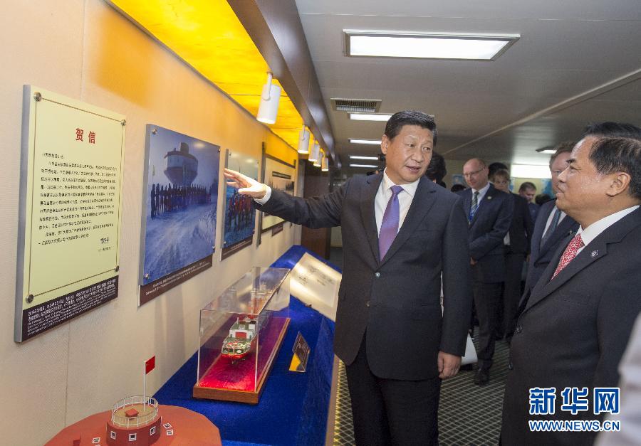 這是習近平參觀中國極地考察30周年圖片展。新華社記者李學仁攝 