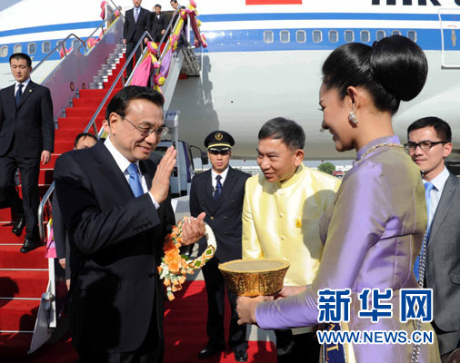 12月19日，中國國務(wù)院總理李克強抵達(dá)曼谷，出席大湄公河次區(qū)域經(jīng)濟合作領(lǐng)導(dǎo)人第五次會議。新華社記者饒愛民攝