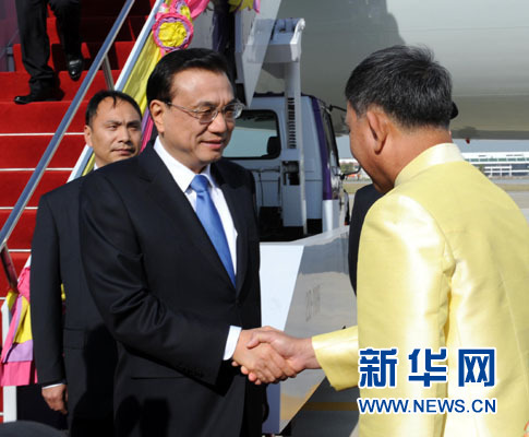 12月19日，中國國務(wù)院總理李克強抵達(dá)曼谷，出席大湄公河次區(qū)域經(jīng)濟合作領(lǐng)導(dǎo)人第五次會議。新華社記者饒愛民攝