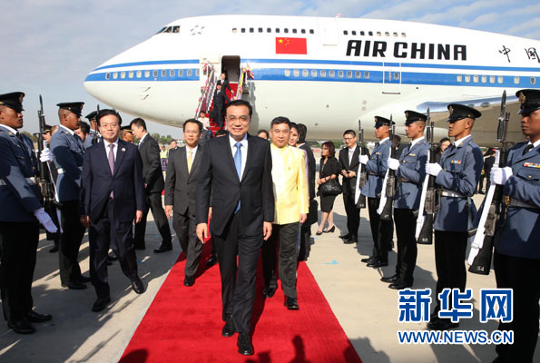 12月19日，中國國務(wù)院總理李克強抵達(dá)曼谷，出席大湄公河次區(qū)域經(jīng)濟合作領(lǐng)導(dǎo)人第五次會議。新華社記者 龐興雷攝