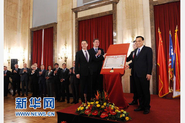 12月18日，中國(guó)國(guó)務(wù)院總理李克強(qiáng)在貝爾格萊德市政廳接受&ldquo;貝爾格萊德榮譽(yù)市民&rdquo;證書(shū)，塞爾維亞總理武契奇陪同出席。隨后，李克強(qiáng)同塞各界知名人士親切會(huì)見(jiàn)并互動(dòng)交流。新華社記者 饒愛(ài)民 攝