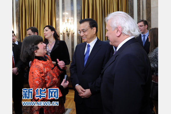 12月18日，中國(guó)國(guó)務(wù)院總理李克強(qiáng)在貝爾格萊德市政廳接受&ldquo;貝爾格萊德榮譽(yù)市民&rdquo;證書(shū)，塞爾維亞總理武契奇陪同出席。隨后，李克強(qiáng)同塞各界知名人士親切會(huì)見(jiàn)并互動(dòng)交流。這是李克強(qiáng)同漢學(xué)家波普&mdash;采尼奇夫婦親切交談。新華社記者 饒愛(ài)民 攝