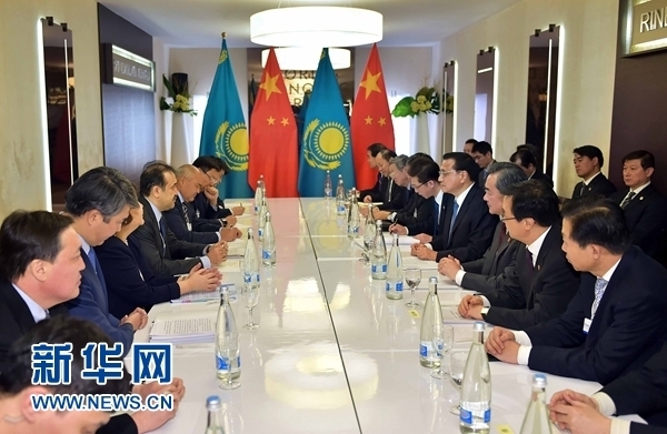 1月21日，中國國務院總理李克強在瑞士達沃斯會見哈薩克斯坦總理馬西莫夫。 新華社記者 李濤 攝