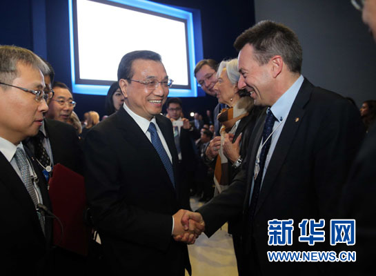 1月21日，中國國務院總理李克強在瑞士達沃斯舉行的世界經濟論壇全會發表特別致辭并回答提問。這是李克強在致辭前同與會嘉賓親切交談。新華社記者 劉衛兵 攝
