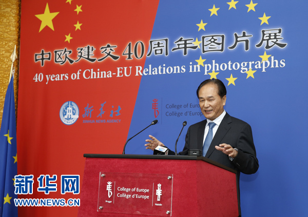 5月18日，正在比利時訪問的新華社社長蔡名照在比利時布魯日歐洲學院舉行的&ldquo;中歐建交40周年圖片展&rdquo;開幕式上致辭。在中歐建交40周年之際，由新華社、歐洲學院主辦的&ldquo;中歐建交40周年圖片展&rdquo;18日在位于比利時布魯日的歐洲學院開幕。 新華社記者葉平凡攝 