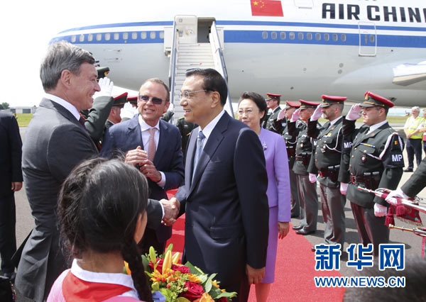 當地時間6月28日下午，經中歐雙方商定，國務院總理李克強乘專機抵達比利時首都布魯塞爾，出席第十七次中國歐盟領導人會晤。李克強總理夫人程虹同機抵達。歐盟和比利時政府高級官員到阿貝拉格機場迎接。新華社記者 龐興雷 攝 