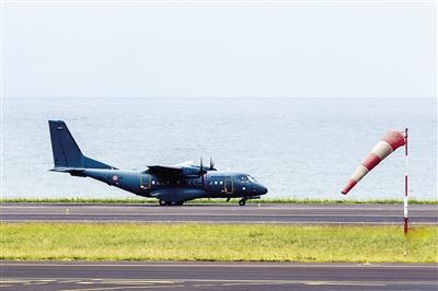7日，法屬留尼汪島，法國(guó)軍事運(yùn)輸機(jī)沿海岸搜尋MH370殘骸。