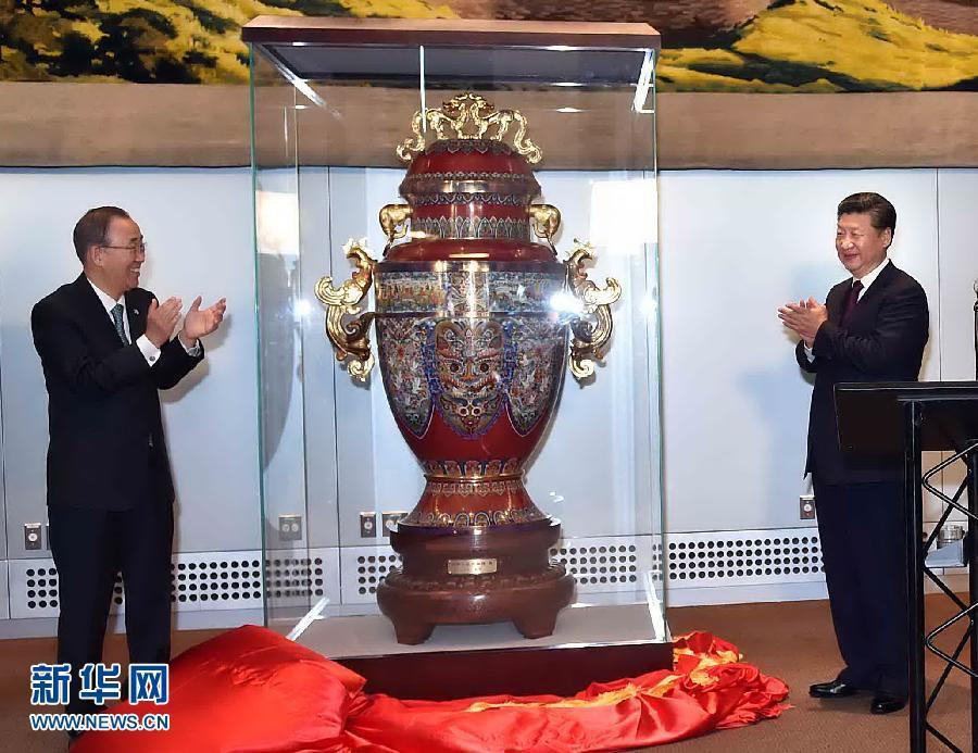 9月27日，國家主席習近平在紐約出席中國向聯(lián)合國贈送&ldquo;和平尊&rdquo;儀式。聯(lián)合國秘書長潘基文出席。 新華社記者 李濤 攝 