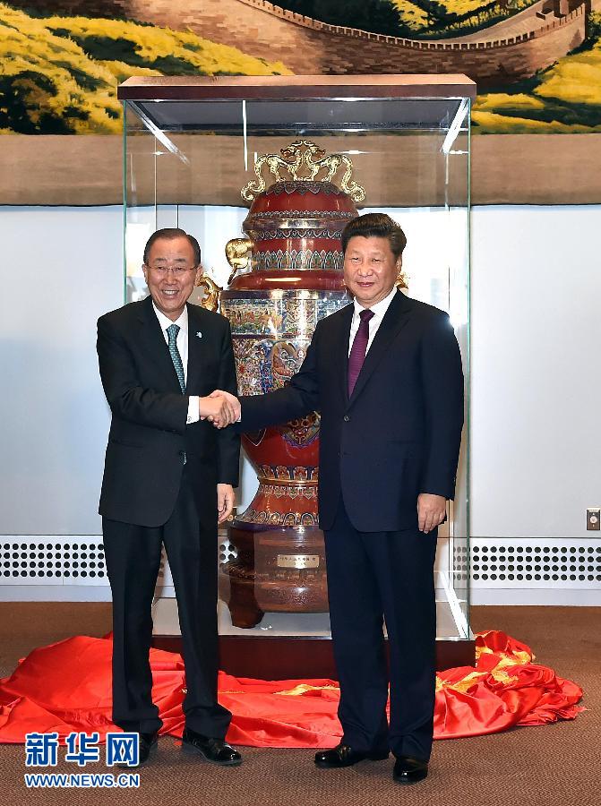  9月27日，國家主席習近平在紐約出席中國向聯(lián)合國贈送&ldquo;和平尊&rdquo;儀式。聯(lián)合國秘書長潘基文出席。 新華社記者 李濤 攝 