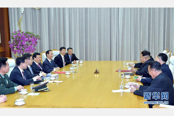 10月9日，中共中央政治局常委、中央書記處書記劉云山在平壤百花園迎賓館會見朝鮮勞動黨第一書記金正恩。 新華社記者 李濤 攝 