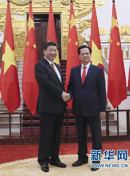 11月5日，中共中央總書記、國(guó)家主席習(xí)近平在河內(nèi)會(huì)見(jiàn)越南總理阮晉勇。新華社記者 蘭紅光 攝 