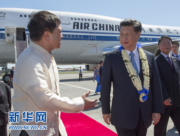11月17日，國家主席習近平抵達菲律賓首都馬尼拉尼諾&middot;阿基諾國際機場，出席即將舉行的亞太經合組織第二十三次領導人非正式會議。菲律賓高級官員到機場迎接習近平主席。新華社記者李學仁攝