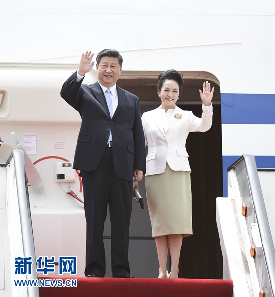 12月1日，中國(guó)國(guó)家主席習(xí)近平乘專機(jī)抵達(dá)津巴布韋首都哈拉雷，開始對(duì)津巴布韋進(jìn)行國(guó)事訪問(wèn)。津巴布韋總統(tǒng)穆加貝在機(jī)場(chǎng)舉行隆重歡迎儀式。這是習(xí)近平和夫人彭麗媛向歡迎人群揮手致意。新華社記者 謝環(huán)馳 攝 