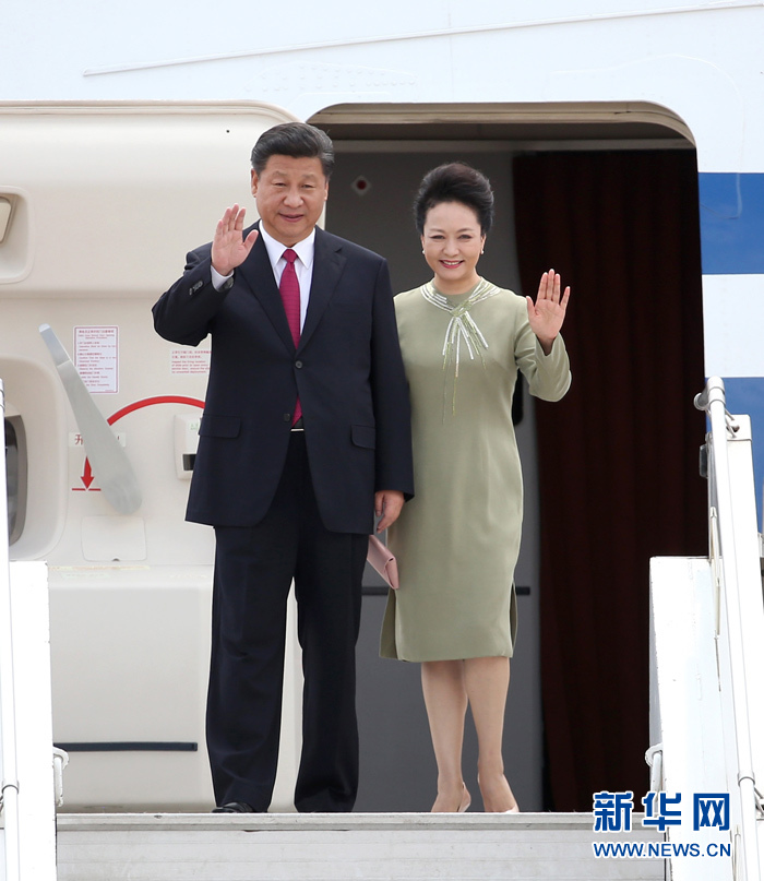 12月2日，國家主席習(xí)近平抵達(dá)南非首都比勒陀利亞，開始對(duì)南非進(jìn)行國事訪問。這是習(xí)近平和夫人彭麗媛向歡迎人群揮手致意。新華社記者龐興雷攝