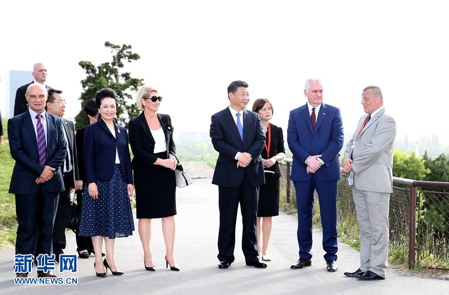 6月17日，中國國家主席習近平和夫人彭麗媛在塞爾維亞總統尼科利奇夫婦陪同下參觀具有悠久歷史的貝爾格萊德卡萊梅格丹公園。 新華社記者 馬占成 攝