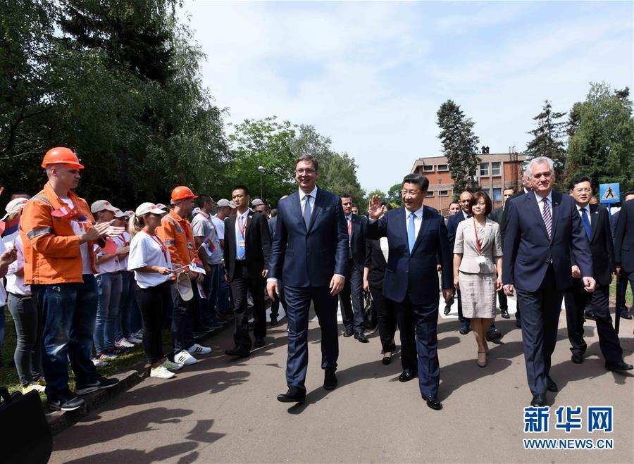 6月19日上午，國家主席習近平在貝爾格萊德參觀河鋼集團塞爾維亞斯梅代雷沃鋼廠。習近平抵達時，塞爾維亞總統尼科利奇、總理武契奇在停車處熱情迎接。鋼廠工人和家屬、當地市民數千人夾道歡迎。新華社記者 饒愛民 攝