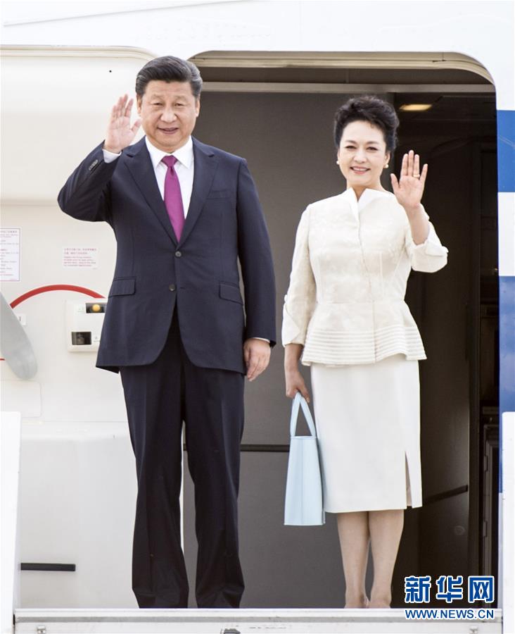 6月19日，國家主席習(xí)近平抵達(dá)華沙，開始對波蘭共和國進(jìn)行國事訪問。這是習(xí)近平和夫人彭麗媛步出艙門。 新華社記者 謝環(huán)馳 攝 