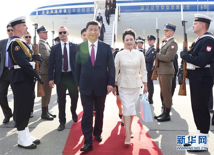 6月19日，國家主席習(xí)近平抵達(dá)華沙，開始對波蘭共和國進(jìn)行國事訪問。這是習(xí)近平和夫人彭麗媛走下飛機。 新華社記者 饒愛民 攝
