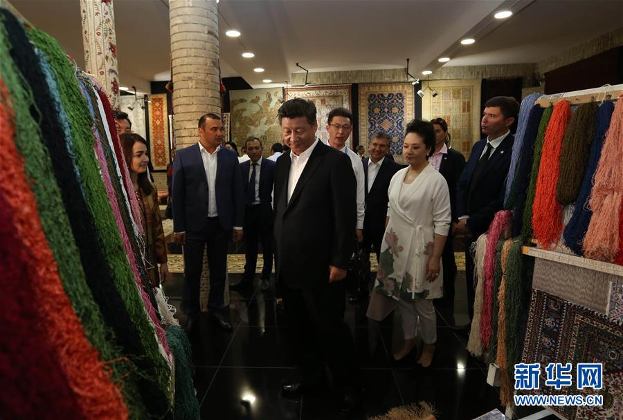 6月21日下午，正在對烏茲別克斯坦進行國事訪問的國家主席習近平在烏茲別克斯坦總理米爾濟約耶夫陪同下，來到布哈拉古城參觀這座被稱為&ldquo;絲綢之路活化石&rdquo;的歷史文化名城。這是習近平和夫人彭麗媛參觀一家地毯和絲綢作坊。新華社記者蘭紅光攝