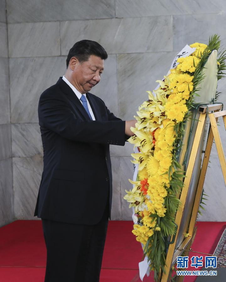 10月13日，國(guó)家主席習(xí)近平在金邊同柬埔寨首相洪森舉行會(huì)談。會(huì)談前，習(xí)近平向柬埔寨獨(dú)立紀(jì)念碑獻(xiàn)花圈。 新華社記者丁林?jǐn)z 