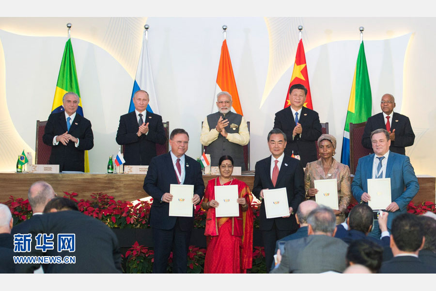 10月16日，金磚國(guó)家領(lǐng)導(dǎo)人第八次會(huì)晤在印度果阿舉行。中國(guó)國(guó)家主席習(xí)近平、印度總理莫迪、南非總統(tǒng)祖馬、巴西總統(tǒng)特梅爾、俄羅斯總統(tǒng)普京出席。這是會(huì)晤結(jié)束后，5國(guó)領(lǐng)導(dǎo)人共同見證合作文件的簽署，并出席聯(lián)合記者會(huì)。新華社記者謝環(huán)馳攝 