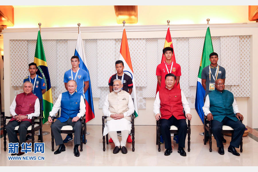 10月15日，國(guó)家主席習(xí)近平與印度總理莫迪、南非總統(tǒng)祖馬、巴西總統(tǒng)特梅爾、俄羅斯總統(tǒng)普京在印度果阿同參加金磚國(guó)家17歲以下少年足球賽的各國(guó)代表隊(duì)隊(duì)長(zhǎng)合影。新華社記者姚大偉攝 