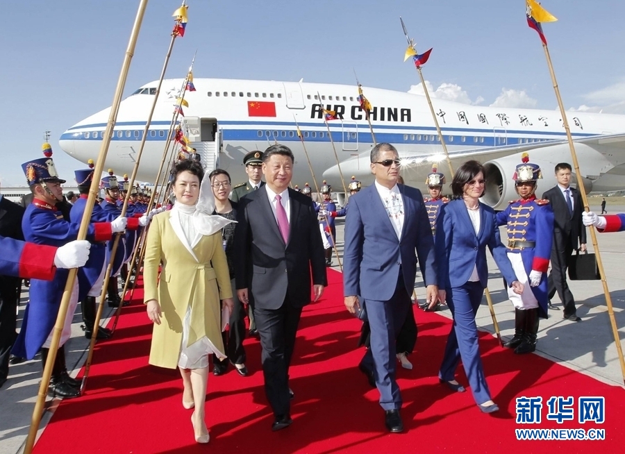 當(dāng)?shù)貢r間11月17日，國家主席習(xí)近平乘專機抵達基多，開始對厄瓜多爾共和國進行國事訪問。厄瓜多爾總統(tǒng)科雷亞和夫人馬勒布等在機場熱情迎接習(xí)近平和夫人彭麗媛。新華社記者 鞠鵬 攝 