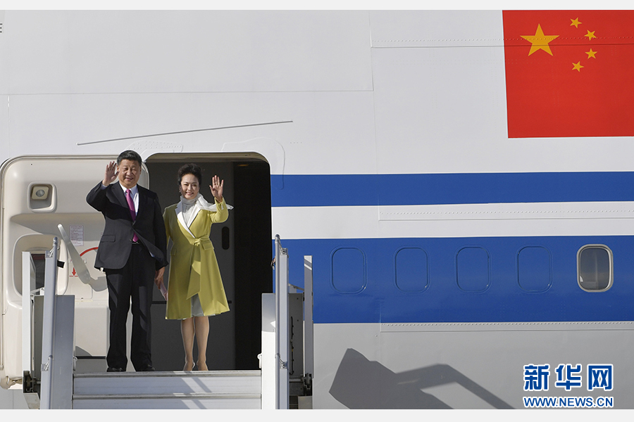 當(dāng)?shù)貢r間11月17日，國家主席習(xí)近平乘專機抵達基多，開始對厄瓜多爾共和國進行國事訪問。這是習(xí)近平與夫人彭麗媛向歡迎人群揮手致意。新華社記者 王曄 攝 