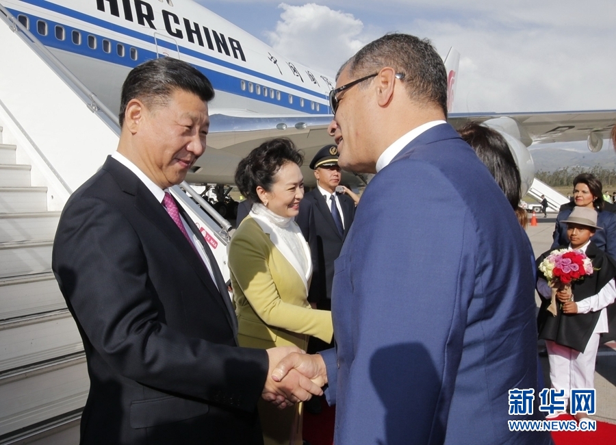 當(dāng)?shù)貢r間11月17日，國家主席習(xí)近平乘專機抵達基多，開始對厄瓜多爾共和國進行國事訪問。厄瓜多爾總統(tǒng)科雷亞和夫人馬勒布等在舷梯旁熱情迎接習(xí)近平和夫人彭麗媛。新華社記者 鞠鵬 攝