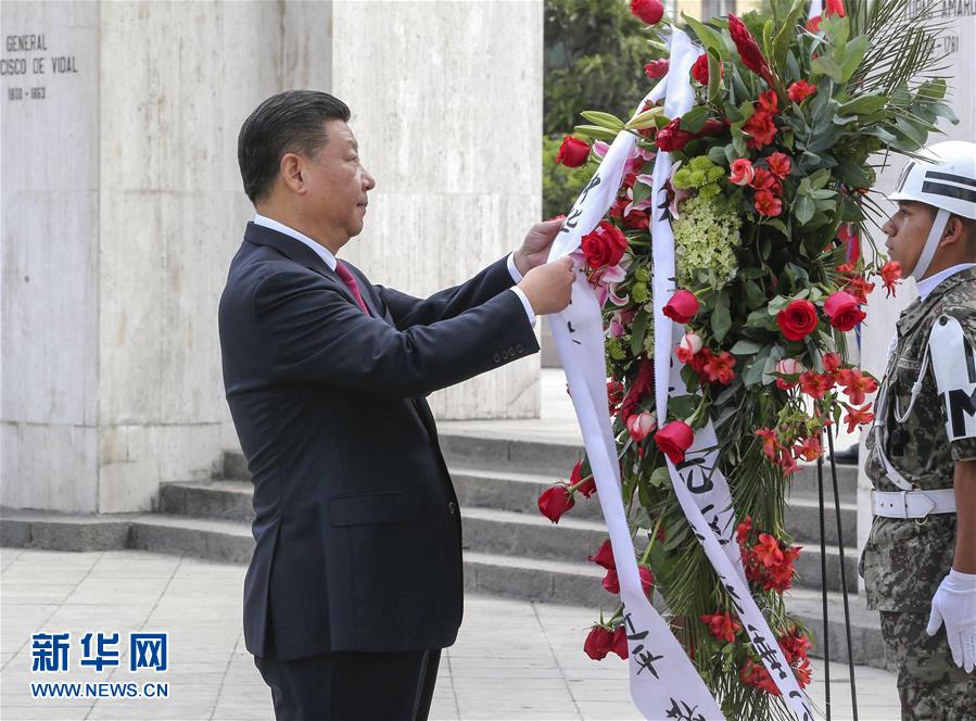 11月21日，國家主席習近平在利馬同秘魯總統庫琴斯基舉行會談。會談前，在庫琴斯基夫婦陪同下，習近平和彭麗媛向秘魯獨立先驅紀念碑敬獻花圈。新華社記者 丁林 攝