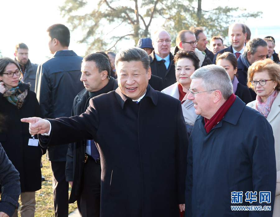 1月18日，國家主席習近平在瑞士洛桑國際奧林匹克博物館會見國際奧林匹克委員會主席巴赫。這是會見后，習近平和夫人彭麗媛在巴赫主席夫婦陪同下，參觀國際奧林匹克博物館。新華社記者 姚大偉 攝