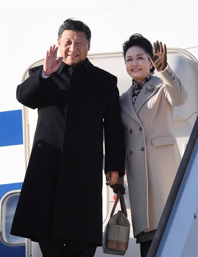 4月4日，國家主席習近平乘專機抵達赫爾辛基，開始對芬蘭共和國進行國事訪問。這是習近平和夫人彭麗媛步出艙門。 新華社記者 饒愛民 攝 