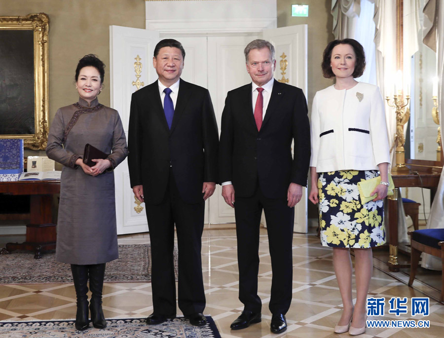 4月5日，國(guó)家主席習(xí)近平在赫爾辛基同芬蘭總統(tǒng)尼尼斯托舉行會(huì)談。會(huì)談前，習(xí)近平出席尼尼斯托在總統(tǒng)府庭院舉行的隆重歡迎儀式。這是歡迎儀式后，習(xí)近平和夫人彭麗媛同尼尼斯托和夫人豪吉?dú)W合影留念。新華社記者 蘭紅光 攝