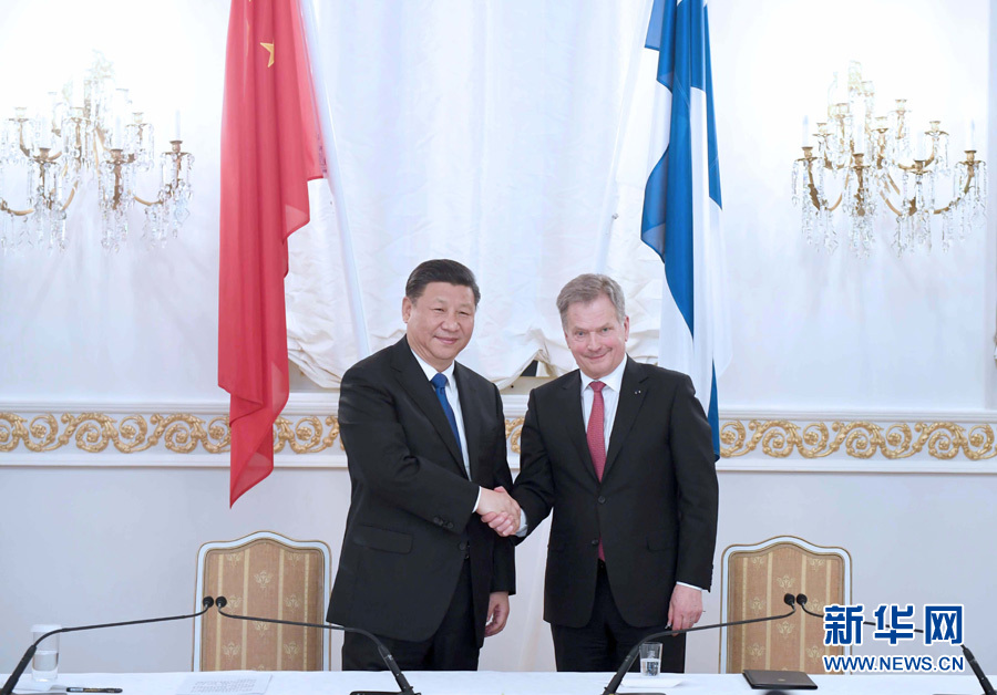 4月5日，國(guó)家主席習(xí)近平在赫爾辛基同芬蘭總統(tǒng)尼尼斯托舉行會(huì)談。這是會(huì)談后，兩國(guó)元首共同會(huì)見(jiàn)記者。 新華社記者 張鐸 攝 