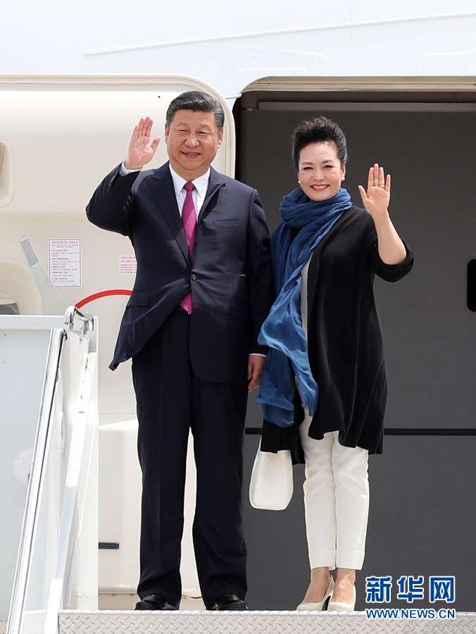 4月6日，國家主席習近平乘專機抵達美國佛羅里達州，將在海湖莊園同美國總統特朗普舉行中美元首會晤。這是習近平和夫人彭麗媛步出機艙。新華社記者 劉衛兵 攝 