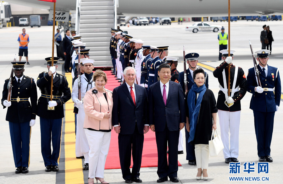 4月6日，國家主席習近平乘專機抵達美國佛羅里達州，將在海湖莊園同美國總統特朗普舉行中美元首會晤。習近平和夫人彭麗媛受到美國國務卿蒂勒森夫婦等熱情迎接。新華社記者 吳曉凌 攝