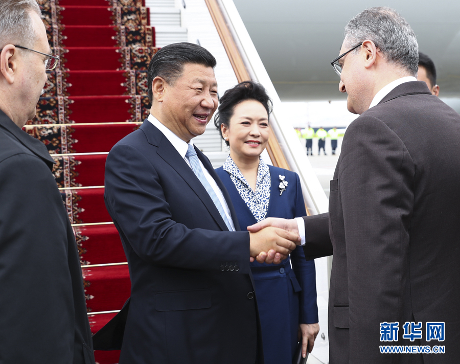 7月3日，國家主席習(xí)近平乘專機(jī)抵達(dá)莫斯科，開始對俄羅斯聯(lián)邦進(jìn)行國事訪問。這是習(xí)近平和夫人彭麗媛受到俄羅斯政府高級(jí)官員熱情迎接。新華社記者 謝環(huán)馳 攝 