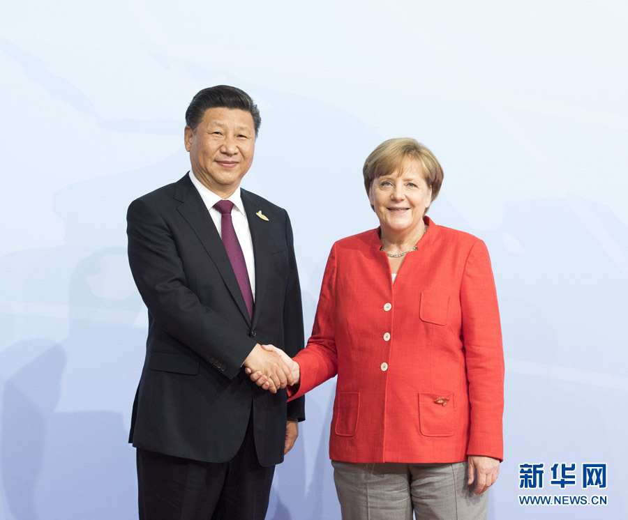 7月7日，二十國集團領(lǐng)導(dǎo)人第十二次峰會在德國漢堡舉行。國家主席習(xí)近平出席并發(fā)表題為《堅持開放包容　推動聯(lián)動增長》的重要講話。這是峰會開始前，習(xí)近平受到德國總理默克爾迎接。新華社記者 李學(xué)仁 攝 