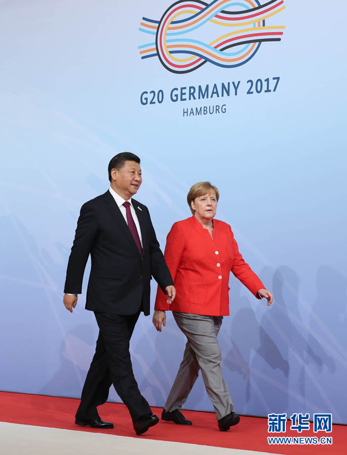 7月7日，二十國集團領(lǐng)導(dǎo)人第十二次峰會在德國漢堡舉行。國家主席習(xí)近平出席并發(fā)表題為《堅持開放包容　推動聯(lián)動增長》的重要講話。這是峰會開始前，習(xí)近平受到德國總理默克爾迎接。新華社記者 劉衛(wèi)兵 攝 