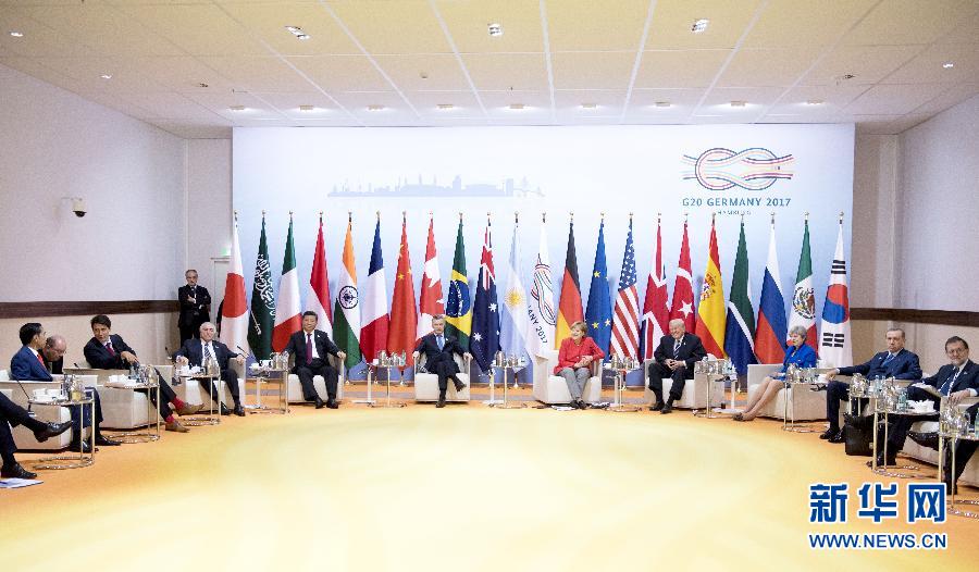 7月7日，二十國集團領(lǐng)導(dǎo)人第十二次峰會在德國漢堡舉行。國家主席習(xí)近平出席并發(fā)表題為《堅持開放包容　推動聯(lián)動增長》的重要講話。這是峰會前，習(xí)近平出席二十國集團峰會領(lǐng)導(dǎo)人座談會。新華社記者 李學(xué)仁 攝 