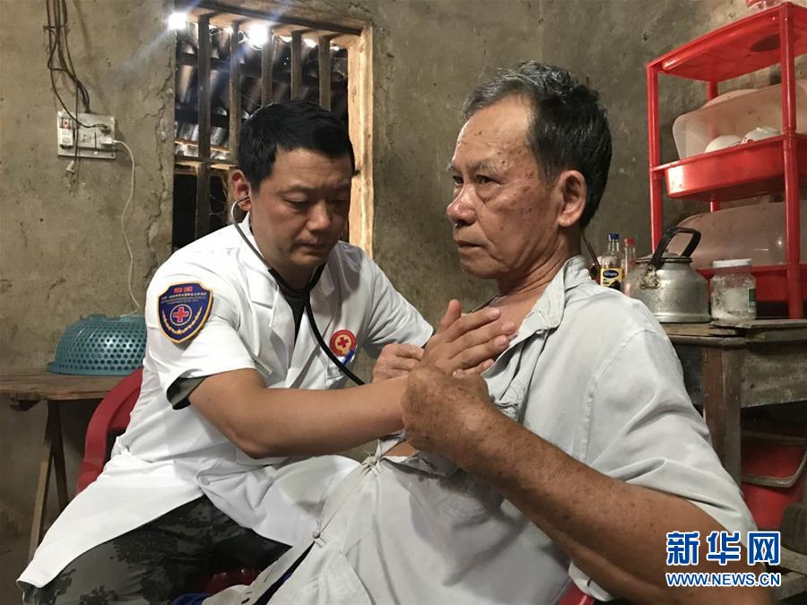 （國際&middot;圖文互動）（1）&ldquo;感謝中國軍醫(yī)帶來康復(fù)信心&rdquo;&mdash;&mdash;中國人民解放軍醫(yī)療隊赴越南邊境地區(qū)巡診紀實