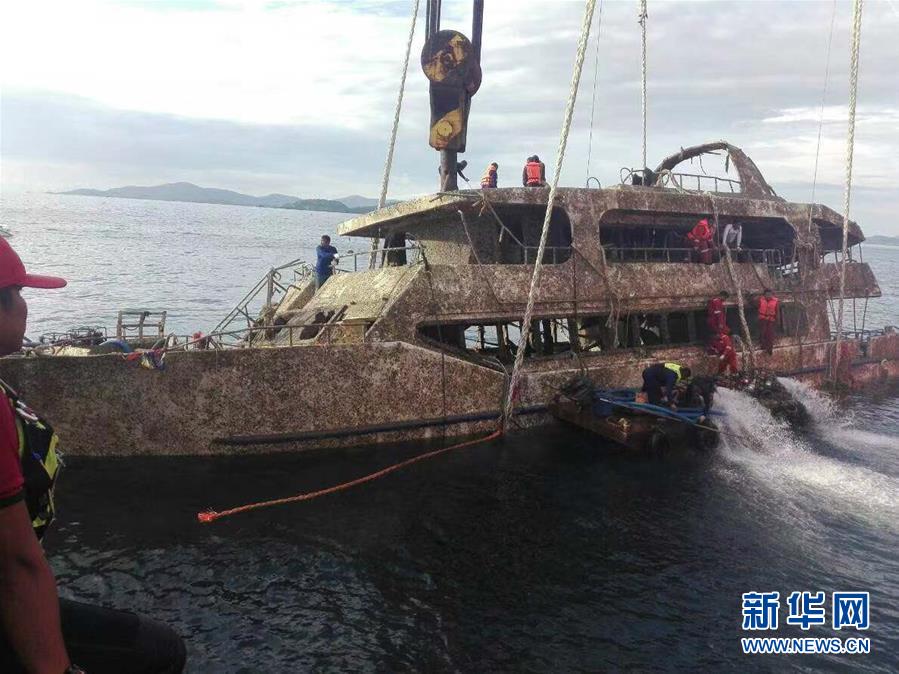 （國(guó)際）（1）泰國(guó)普吉傾覆沉沒的&ldquo;鳳凰&rdquo;號(hào)游船打撈出水
