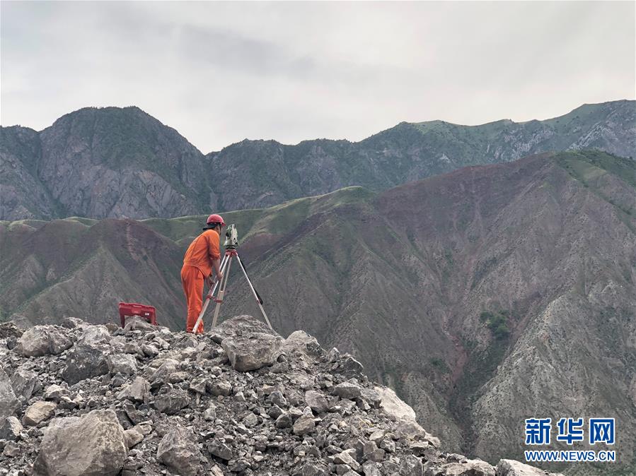 （習近平出訪配合稿&middot;圖文互動）（7）通訊：雪山腳下有條&ldquo;中國路&rdquo;